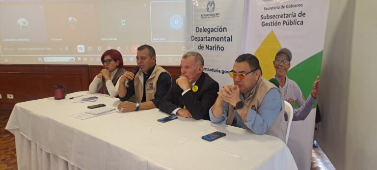 La subsecretaria de Gestión Pública, Erika Guzmán Vallejo, y el delegado de la Registraduría, Olmer Muñoz Rosero, presiden la mesa principal en la octava sesión de la Comisión de Seguimiento Electoral en Nariño.