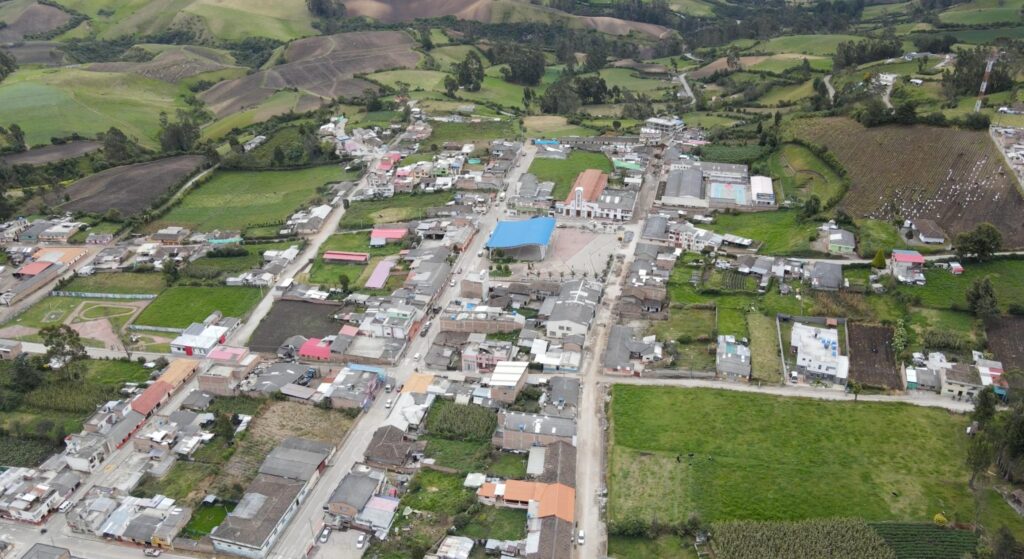 Vista aérea con dron de la cabecera municipal de Sapuyes, Nariño, mostrando la distribución urbana, calles principales y zonas verdes circundantes.