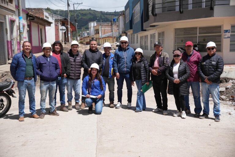Grupo de ingenieros, funcionarios de la Alcaldía de Sapuyes, Personería y miembros de la veeduría ciudadana posando con cascos de protección en una calle pavimentada durante la entrega de la obra.