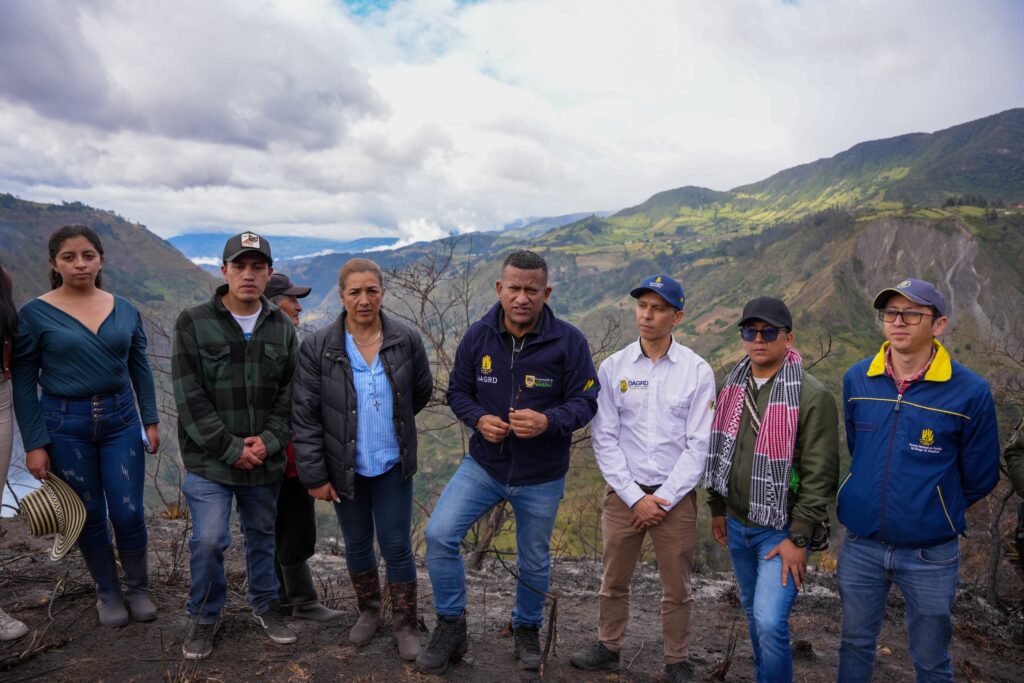 El Gobernador de Nariño, Luis Alfonso Escobar Jaramillo, junto a la alcaldesa de Puerres, Graciela Lucía Fernández, el director del DAGRD, Gabriel Ocaña Aguirre, y habitantes locales, inspeccionan el terreno afectado por el incendio forestal en San Mateo.