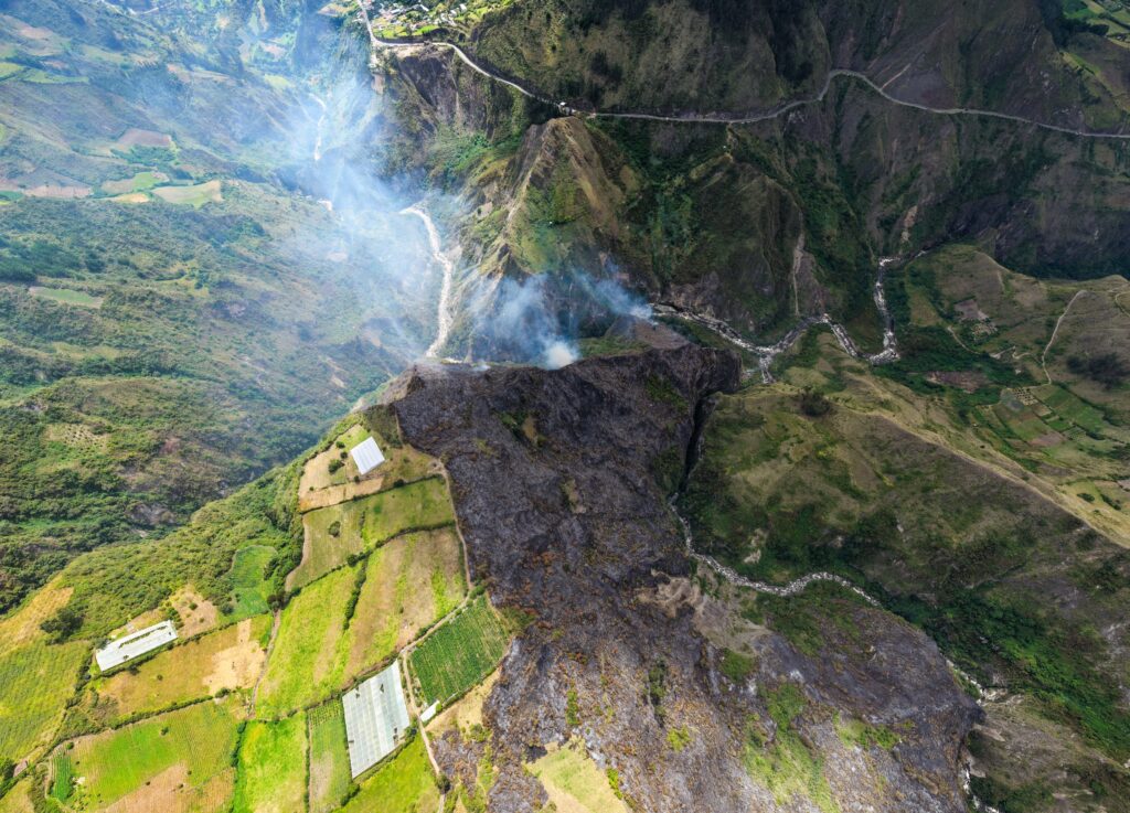 Fotografía aérea de gran plano general que muestra las hectáreas de bosque y cultivos arrasadas por el incendio forestal en el corregimiento de San Mateo, municipio de Puerres.