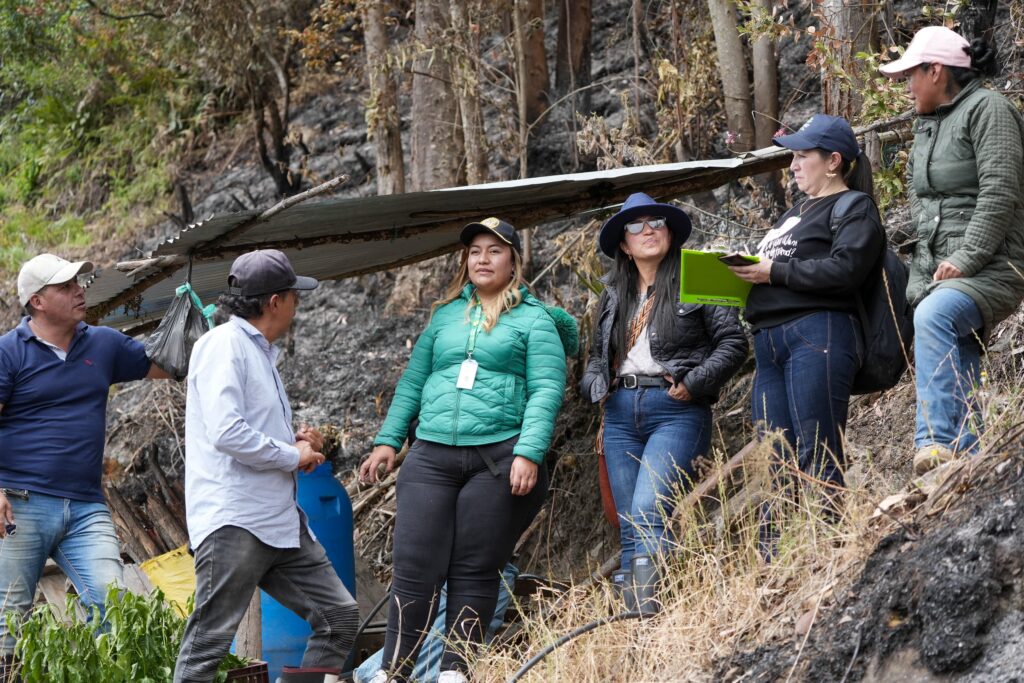 La secretaria de Agricultura de Nariño, Prinit Jurado, junto a delegadas de la Gobernación, evalúa los daños en los cultivos afectados por el incendio forestal en San Mateo, Puerres.