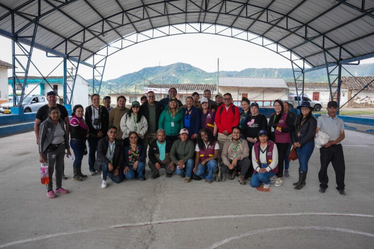 Foto grupal del equipo interinstitucional de la Gobernación de Nariño, la Alcaldía de Puerres y líderes comunitarios en el polideportivo de San Mateo tras definir el plan de recuperación.
