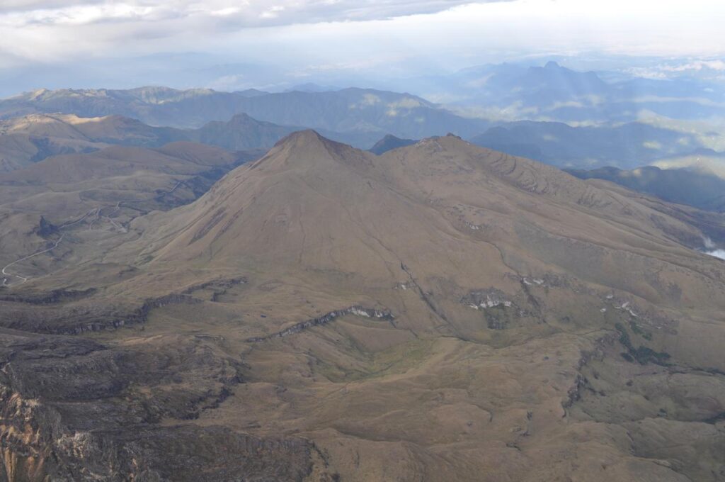 Vista aérea del Volcán Chiles y su zona montañosa de influencia en el municipio de Cumbal, Nariño, objeto de monitoreo institucional previo al simulacro regional.  