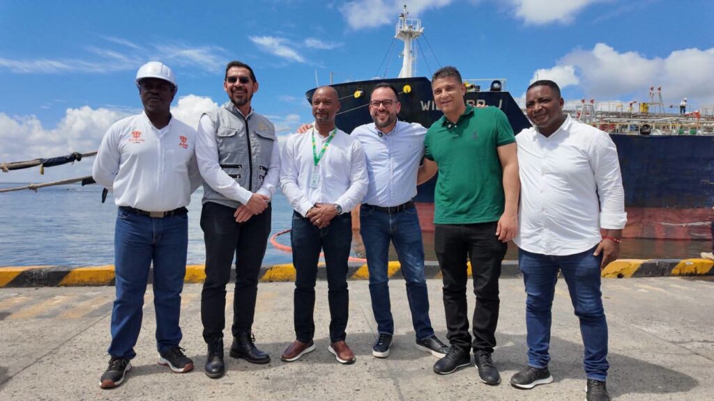 El Ministro de Minas y Energía, Edwin Palma, junto a funcionarios gubernamentales y autoridades portuarias frente al buque Willard J en Tumaco.  