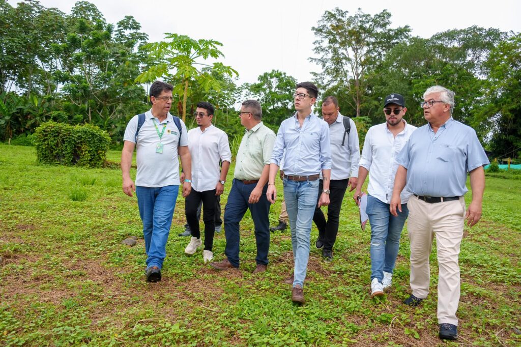 El Ministro de Educación Daniel Rojas junto al coordinador del programa Nariño Superior Rodrigo Duque y equipo técnico recorren un terreno verde para la Seccional Pacífico.