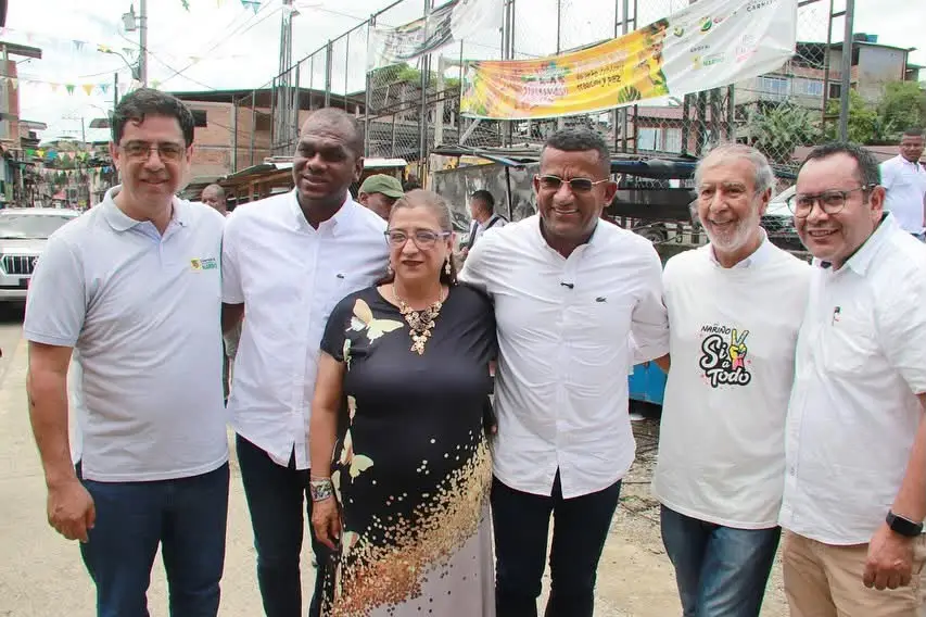 El Ministro de Educación Daniel Rojas junto al coordinador del programa Nariño Superior Rodrigo Duque y equipo técnico recorren un terreno verde para la Seccional Pacífico.