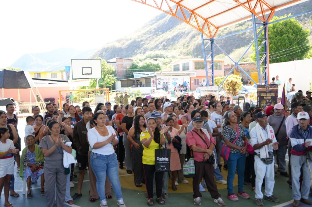 Multitud de habitantes del corregimiento El Tablón Panamericano reunidos bajo un polideportivo durante la jornada integral de seguridad Nariño 360.  