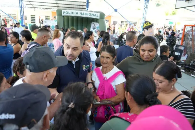 Andrés Peñaranda, subsecretario de Seguridad Ciudadana de Nariño, socializa la oferta institucional y entrega folletos de prevención a habitantes de El Tablón Panamericano durante la jornada de seguridad.
