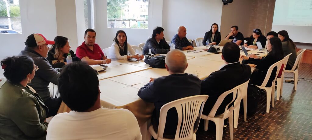 Representantes de los diferentes eslabones de la cadena acuícola de Nariño reunidos alrededor de una gran mesa de trabajo durante la consolidación del Comité Acuícola Departamental.