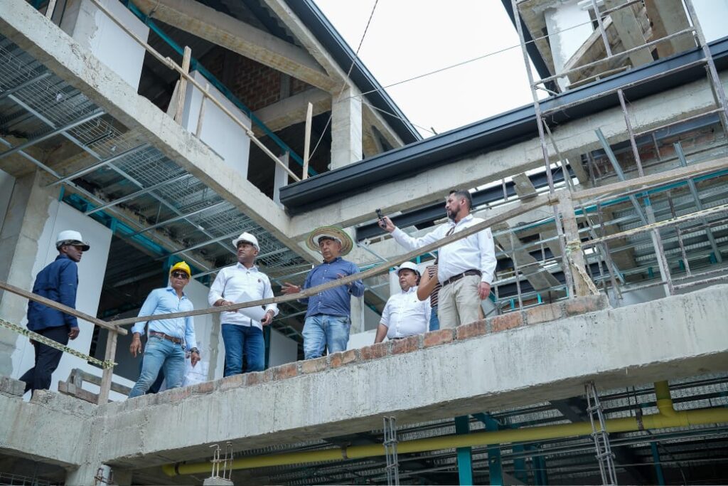 El Gobernador de Nariño, Luis Alfonso Escobar, junto a ingenieros y el alcalde de Consacá, inspeccionan los planos y el avance de obra en la estructura de concreto de tres niveles del nuevo Centro Administrativo Municipal durante una visita técnica.