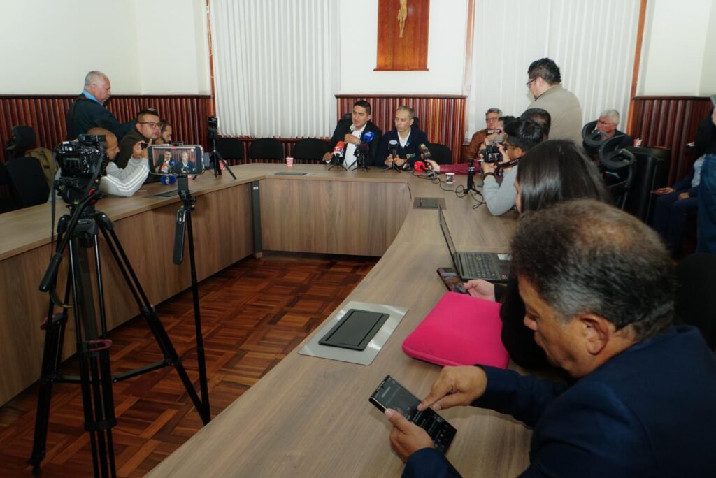 Rueda de prensa en un salón de reuniones de la Gobernación de Nariño, con cámaras de televisión sobre trípodes y periodistas registrando las declaraciones de los funcionarios sobre el incendio forestal de Cumbitara.