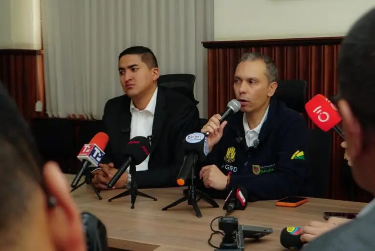 El Gobernador encargado Alex González y el director de la DAGRD Gabriel Ocaña, quien habla por micrófono frente a varios grabadores de prensa, en la rueda de prensa sobre el incendio forestal.