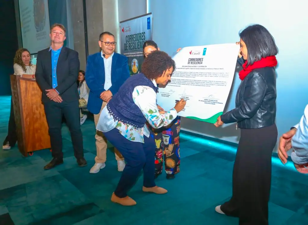 La embajadora de Canadá en Colombia, Elizabeth Williams, firma el documento simbólico del proyecto Corredores Resilientes junto a representantes del PNUD y la Gobernación de Nariño