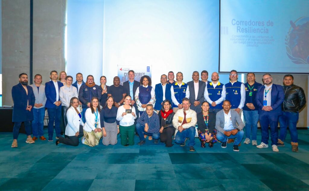 Fotografía grupal de los representantes de la Gobernación de Nariño, PNUD, Embajada de Canadá y delegados comunitarios durante el lanzamiento del proyecto Corredores Resilientes.