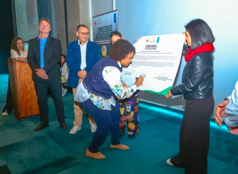 La embajadora de Canadá en Colombia, Elizabeth Williams, firma el documento simbólico del proyecto Corredores Resilientes junto a representantes del PNUD y la Gobernación de Nariño