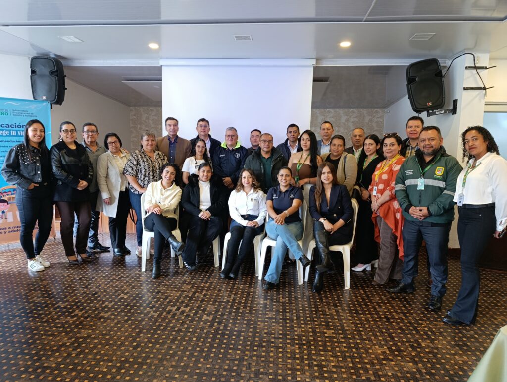 Foto grupal de los integrantes del Segundo Comité Departamental de Seguridad Vial de Nariño en un salón de eventos. Se encuentran de pie y sentados, vistiendo ropa formal e institucional con credenciales.