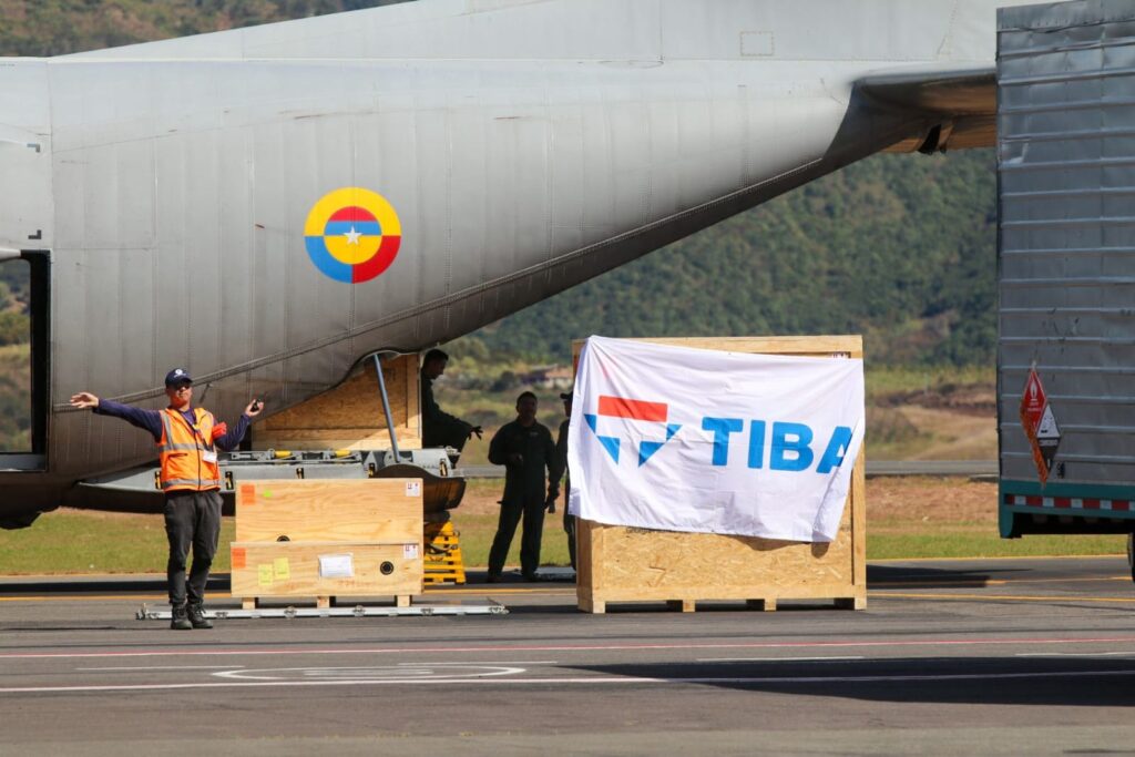 Descarga del huacal de madera que contiene el telescopio robótico desde el avión Hércules de la Fuerza Aeroespacial Colombiana.  