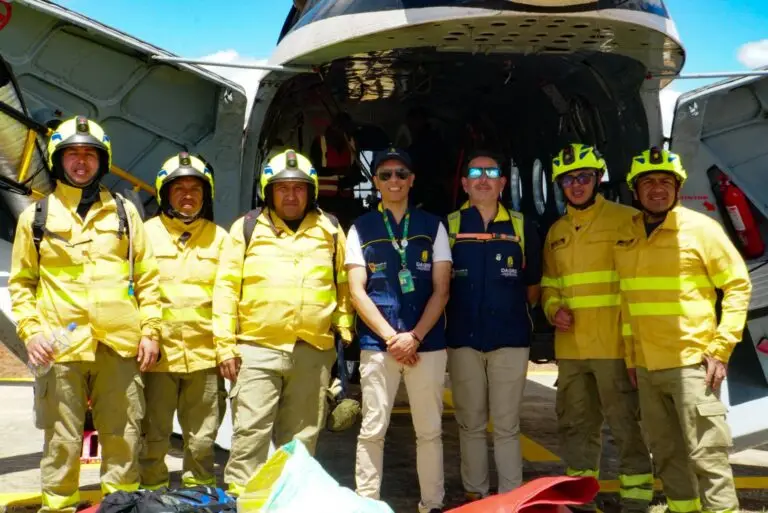 Integrantes de la Dirección Administrativa de Gestión del Riesgo de Desastres de Nariño (DAGRD) y unidades del Cuerpo de Bomberos frente al helicóptero tras la operación en el cerro Aminda.