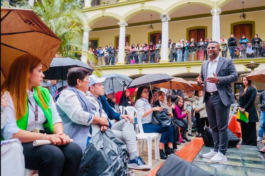 El gobernador Luis Alfonso Escobar dirigiéndose a la comunidad y emprendedores en un patio colonial bajo sombrillas.