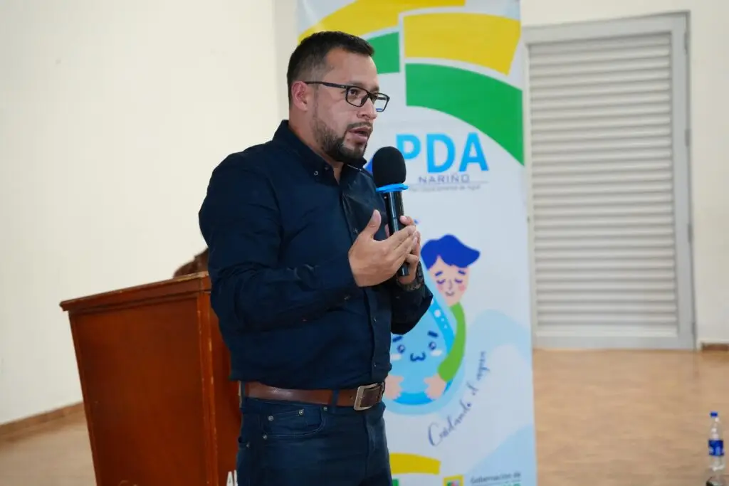 John Paulo Coral Oviedo, gestor del Plan Departamental de Agua de Nariño, interviniendo durante la socialización del acueducto en El Tambo.