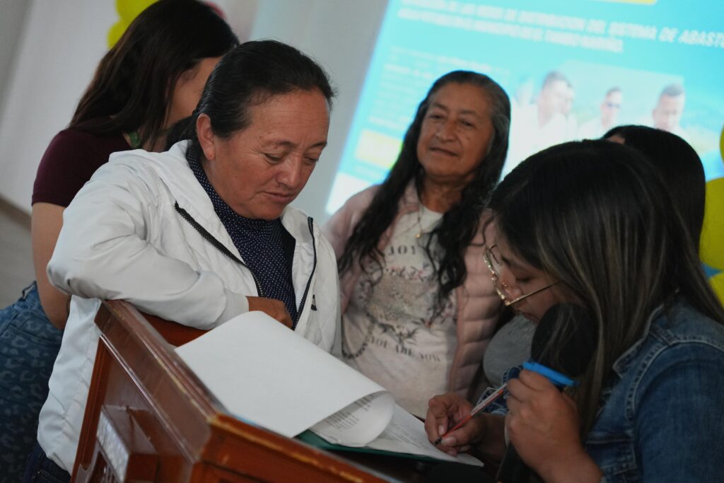 Líderes comunitarias del municipio de El Tambo firmando el acta de conformación de la veeduría ciudadana para el proyecto del acueducto urbano.  