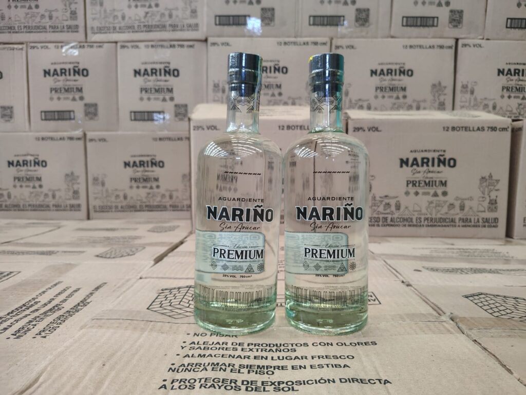 Dos botellas de Aguardiente Nariño Sin Azúcar Edición Premium sobre cajas de embalaje en bodega.