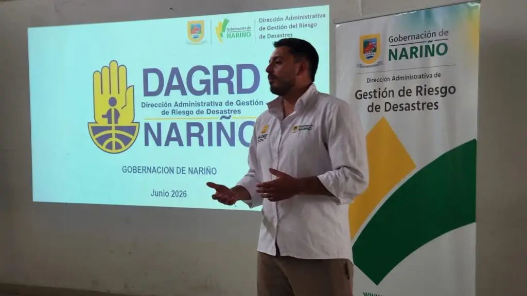 El geólogo Juan Felipe Enríquez de la DAGRD Nariño expone las directrices del IDEAM frente a una pantalla de proyección.
