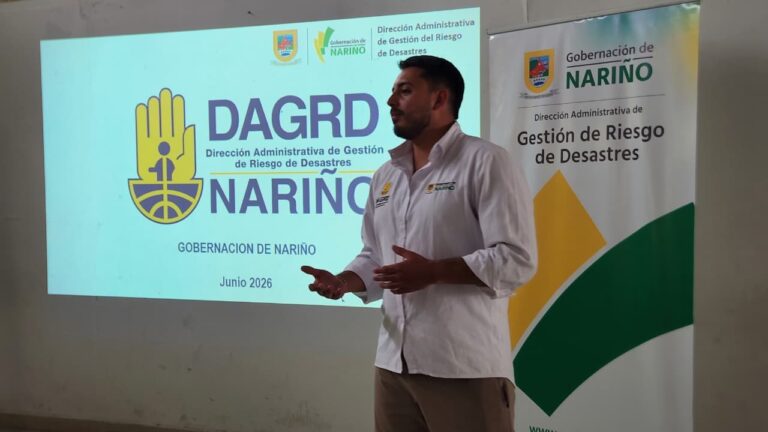 El geólogo Juan Felipe Enríquez de la DAGRD Nariño expone las directrices del IDEAM frente a una pantalla de proyección.