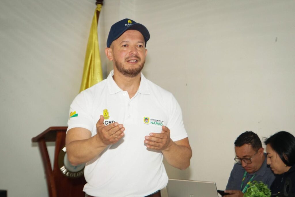 Funcionario de la Dirección Administrativa de Gestión del Riesgo de Desastres de Nariño (DAGRD) exponiendo el Plan Departamental de Contingencia.