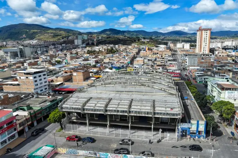 Vista aérea panorámica del Coliseo Sergio Antonio Ruano en Pasto, mostrando su cubierta abovedada de concreto y el entorno urbano con montañas de fondo