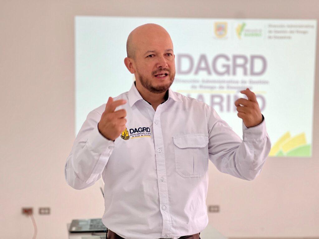 Jorge Tovar, profesional de la DAGRD Nariño, exponiendo estrategias de prevención contra incendios forestales ante líderes municipales.
