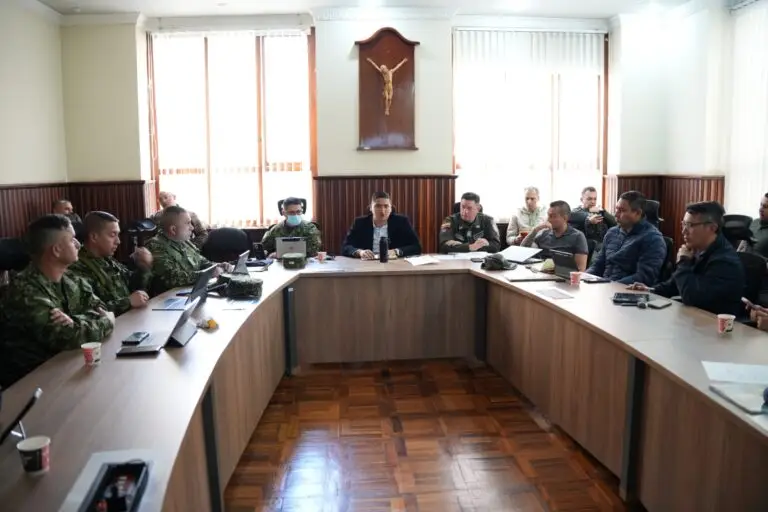 El secretario de Paz, Convivencia y Seguridad de Nariño, Alex Javier González, lidera la sesión del Consejo Extraordinario de Seguridad presencial, flanqueado por altos mandos del Ejército y la Policía.