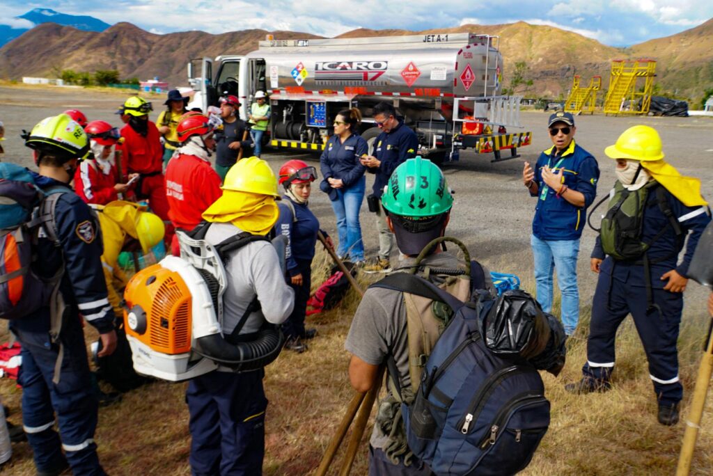 Reunión del equipo de bomberos y funcionarios de la Dirección de Gestión del Riesgo en terreno junto a un camión cisterna durante las labores en Cumbitara.