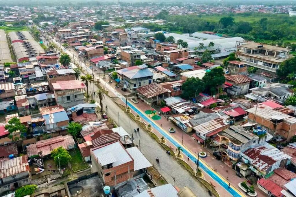 Vista aérea panorámica del nuevo Parque Lineal Ciudadela en Tumaco, destacando la ciclorruta azul y el sendero peatonal a lo largo del sector urbano.