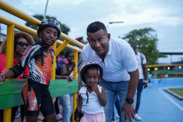 El Gobernador de Nariño, Luis Alfonso Escobar, sonríe junto a dos niñas deportistas en el nuevo patinódromo del Parque Lineal Ciudadela.