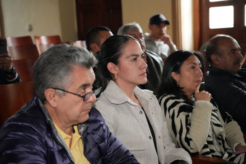 Asistentes y ciudadanos atentos desde las graderías durante la sesión del primer debate en la Asamblea Departamental de Nariño sobre los recursos para el agua potable de Ipiales.  