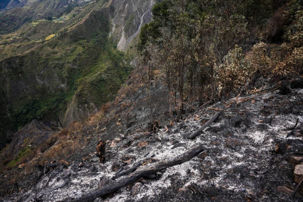 Vista panorámica de terreno montañoso en Nariño afectado por incendios de cobertura vegetal, mostrando suelo calcinado y vegetación quemada.