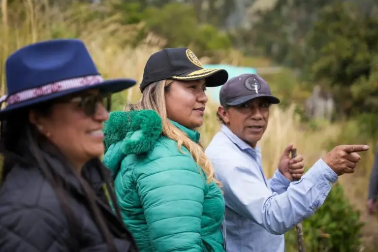 Prinith Jurado, secretaria de Agricultura de Nariño, junto a equipo técnico y campesinos evaluando las afectaciones por incendios en el sector rural.