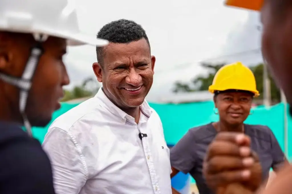 El Gobernador de Nariño, Luis Alfonso Escobar, sonríe mientras dialoga con trabajadores y personal técnico en la obra del acueducto de Candelillas.