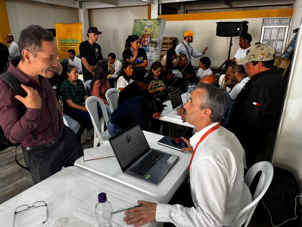Asistentes y capacitadores reunidos durante una jornada de formación sobre prevención de riesgos mineros.