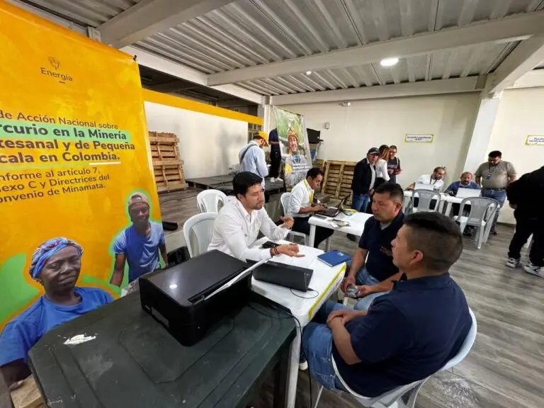 Asesoría personalizada a mineros en mesas de atención durante el programa de formalización y prevención de riesgos.