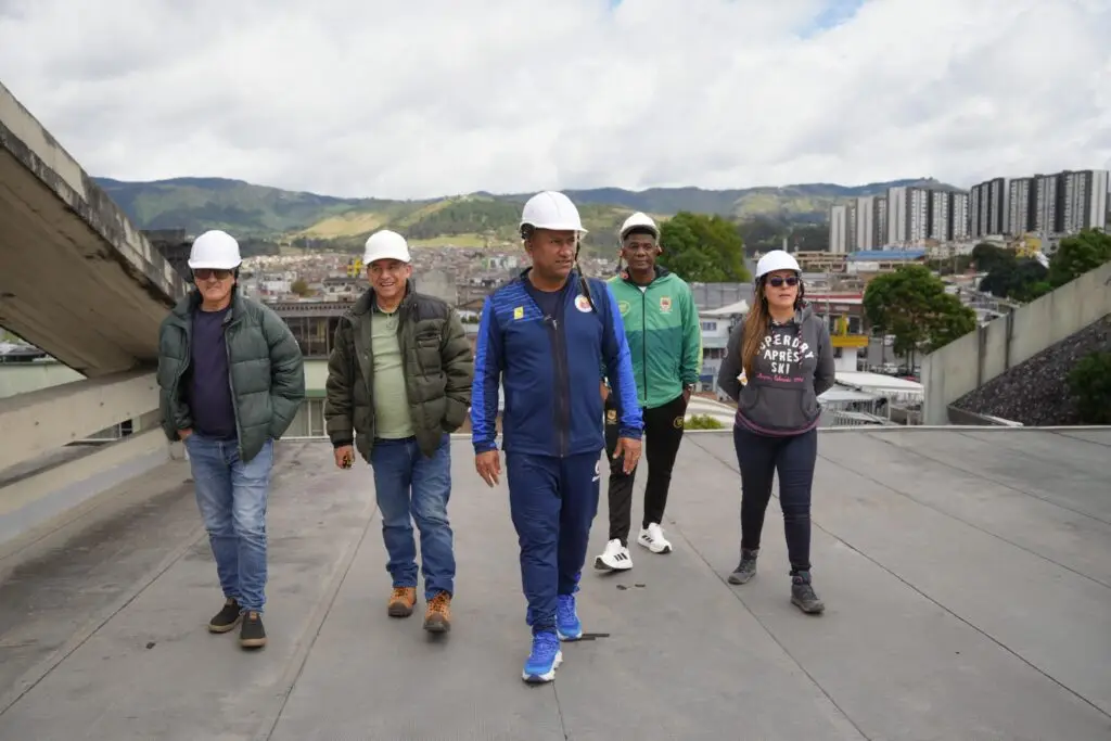 Gobernador de Nariño y equipo técnico caminando por la cubierta del Coliseo Sergio Antonio Ruano durante la revisión estructural.