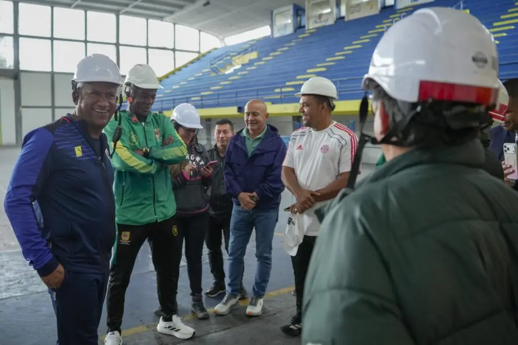 El gobernador Luis Alfonso Escobar Jaramillo dialoga con ingenieros y deportistas en el interior del Coliseo Sergio Antonio Ruano.  