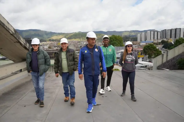 Gobernador de Nariño y equipo técnico caminando por la cubierta del Coliseo Sergio Antonio Ruano durante la revisión estructural.