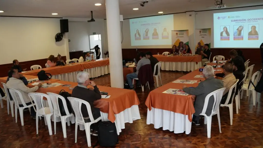 Salón de conferencias durante la rueda de prensa para la elección del Consejo Consultivo Departamental de Mujeres de Nariño.