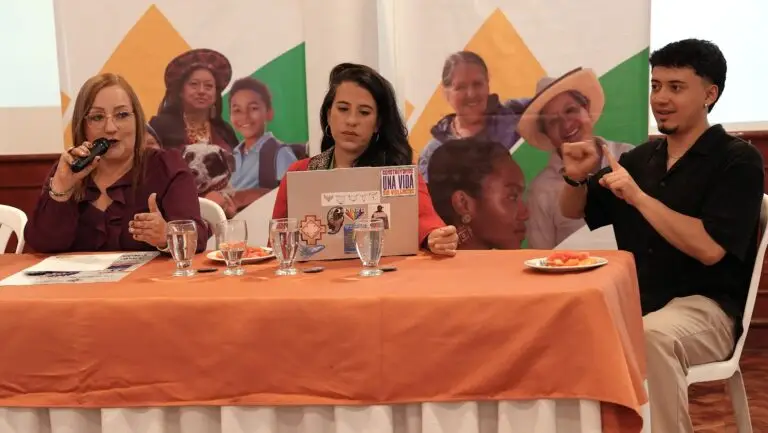 Intervención de voceras institucionales e intérprete de Lengua de Señas Colombiana durante el anuncio del Consejo Consultivo Departamental de Mujeres.