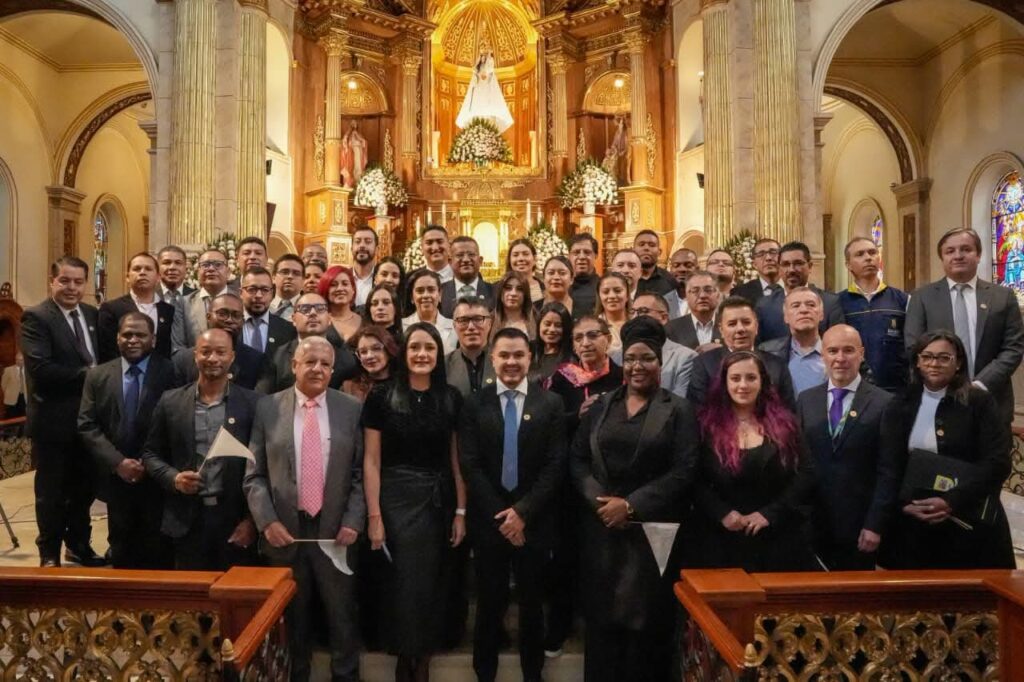 Grupo de funcionarios y servidores públicos de la Gobernación de Nariño reunidos en el altar de un templo católico durante la conmemoración de los 122 años del departamento.