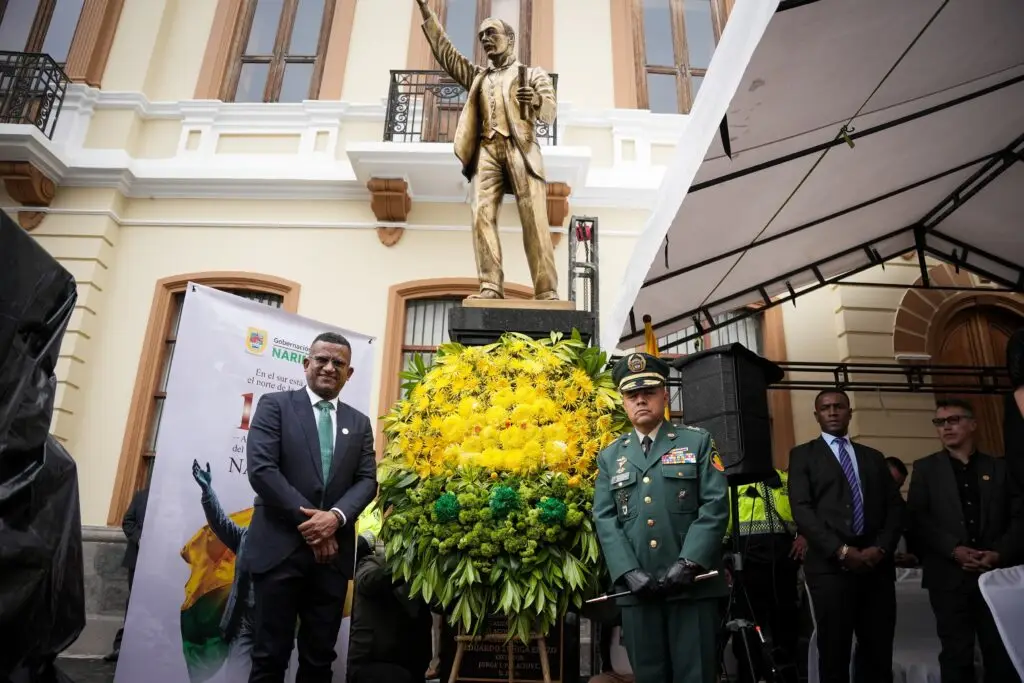 El gobernador Luis Alfonso Escobar junto a un oficial de la fuerza pública encabezando la ofrenda floral frente al monumento institucional por los 122 años de Nariño.
