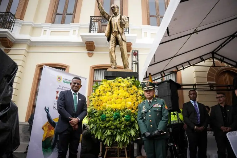 El gobernador Luis Alfonso Escobar junto a un oficial de la fuerza pública encabezando la ofrenda floral frente al monumento institucional por los 122 años de Nariño.